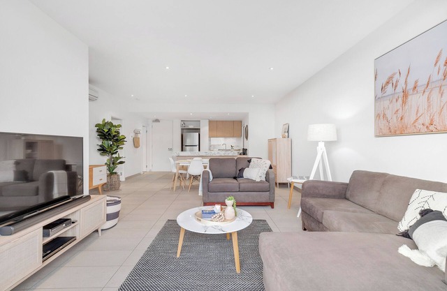 Set right in the heart of Main Street Mornington and short stroll to the beach!