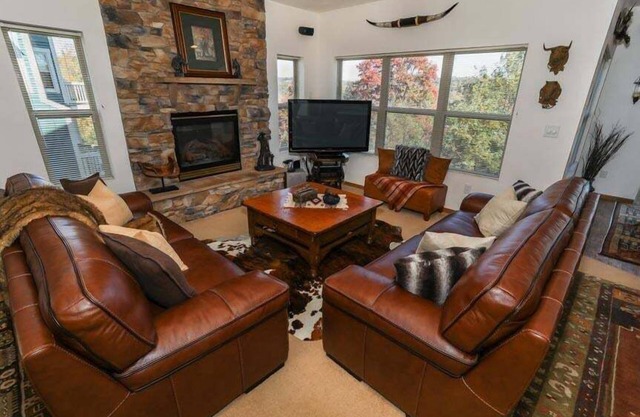 Seven Springs Woodridge 4 Bedroom Premium Condo, Mountain Views and Sleeps 10! by RedAwning