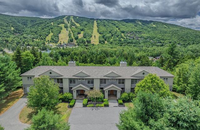 SH5 Luxurious Stone Hill Townhome w/magnificent ski slopes view, AC, Hot Tub!