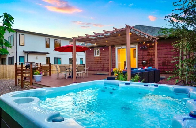 Shakedown St! HOT TUB + Fire Pit + 4 Miles DT