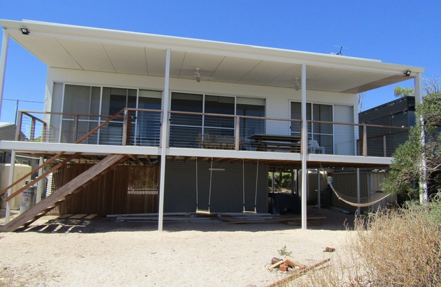 Shane's Shack - Absolute beachfront! Panoramic sea views! Free WiFi!