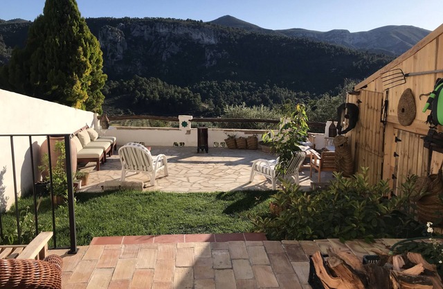 Shared rural house. Double rooms with en suite bathroom. Panoramic views