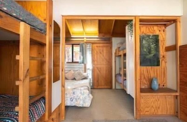 Shearer's Quarters (Private Room) - Budget-Friendly, Family Rooms With 1 Double & 2 Single Bunk Beds