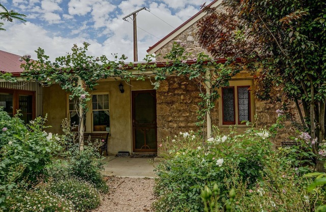 Shearers Quarters, fully renovated cosy cottage for couples or families.