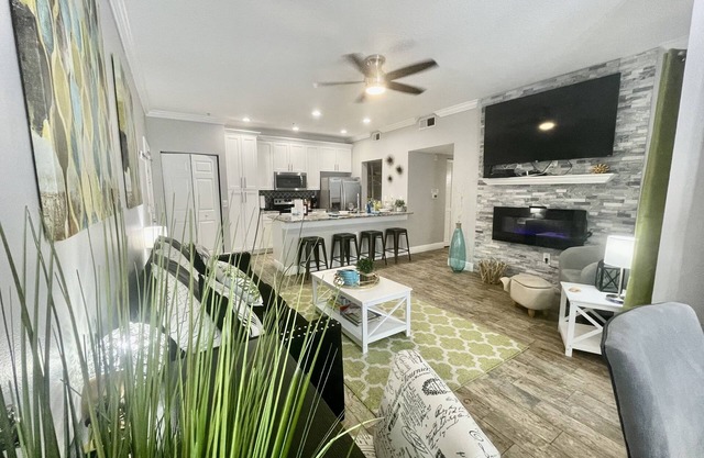 SHEEK & GLAM VACATION BEACH CONDO!🌞 HEATED POOL,GYM, TENNIS, 1st FLOOR CONDO