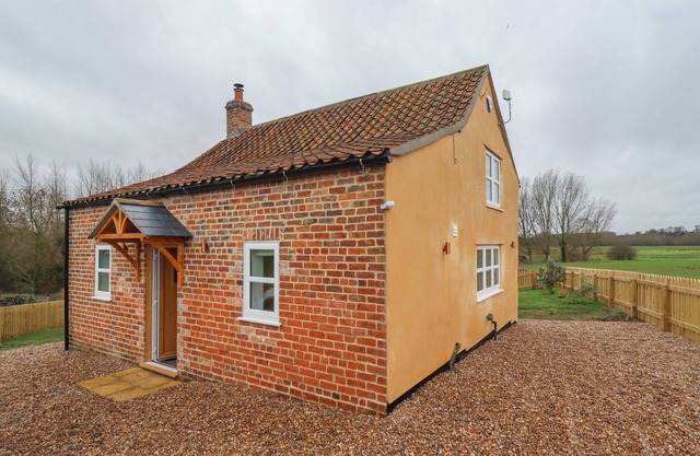 SHEPHERD'S COTTAGE, pet friendly, country holiday cottage in Alford