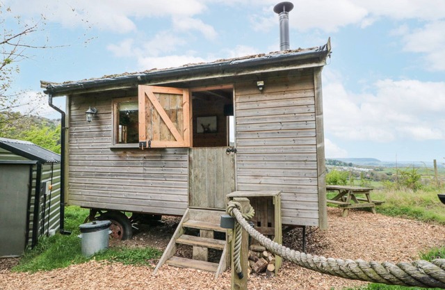 SHEPHERD'S HUT, pet friendly, with hot tub in Scarborough