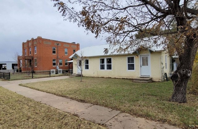 Sheriff`s House next to Jailhouse