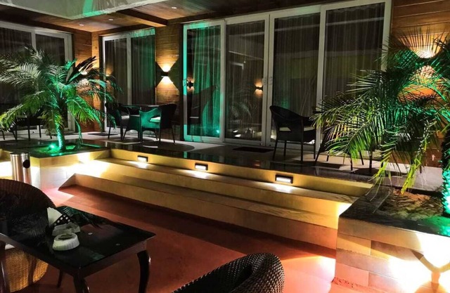 Shivers Oasis Delux Suite 2 (5 mins away from the beach)