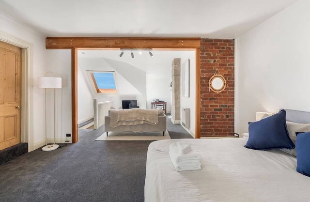 "Shooters Cottage" Circa 1830 Heritage Home