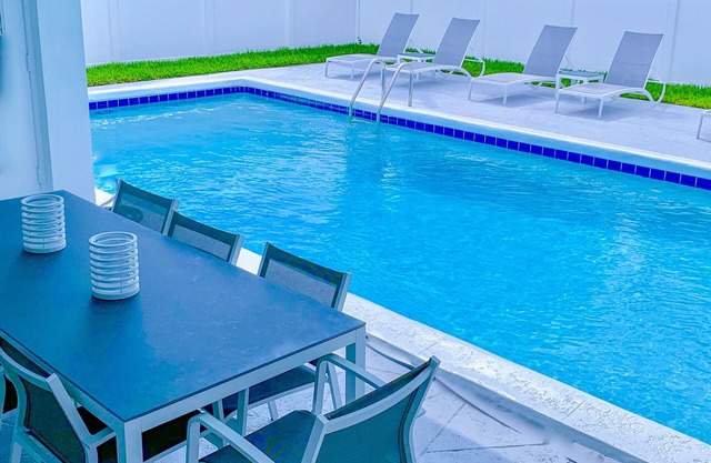SHORT WALK TO BEACH AND RESTAURANTS HEATED POOL