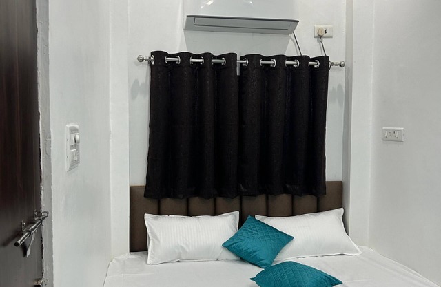 SHREE GOMUKH RESIDENCY Guest house located near to river bank & temple, 250 mtrs