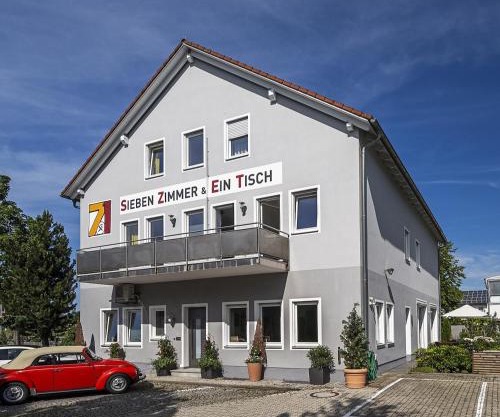 Sieben Zimmer & Ein Tisch