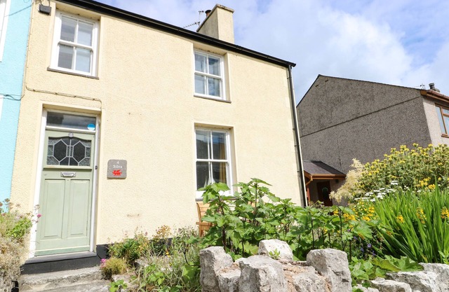 SILVA, pet friendly, with open fire in Penmon