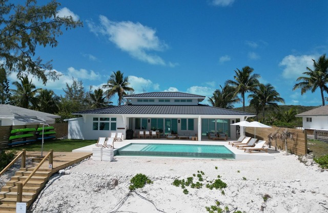 Silver Beach House - Lux Vacation Home. 7 mins from Airport. Infinity Pool+