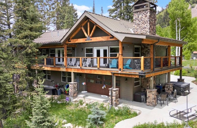 Silver Fork Chalet - Hot Tub & 18+ Beds