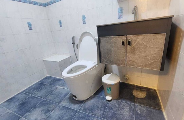 Simple, homely 2-bedroom apartment with WiFi, AC etc in fabulous Male, Maldives