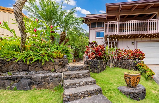 Simple studio with lanai, standing desk, WiFi & great location near beaches