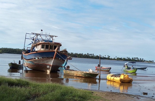 Simples Casa Muito Grande Acomoda 8 Pessoas .A 50 Metros do Rio .perto de Todo