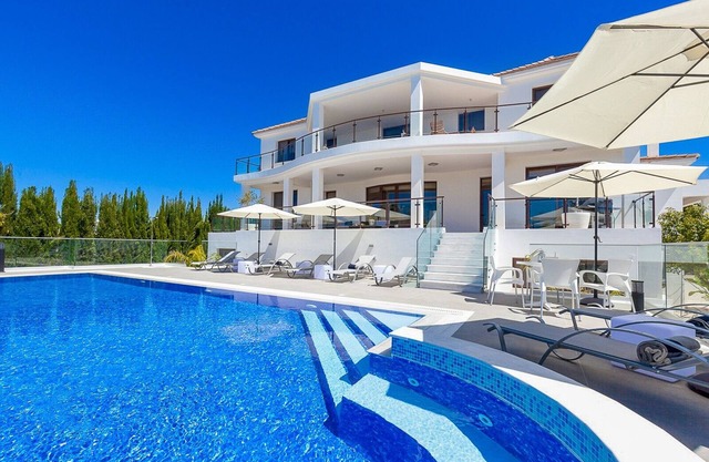 Simply majestic, villa with infinity pool in Sea Caves