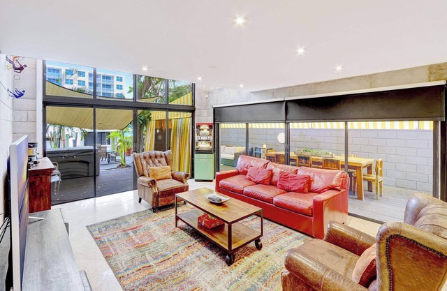Singer House Waterfront Retreat – 2BR