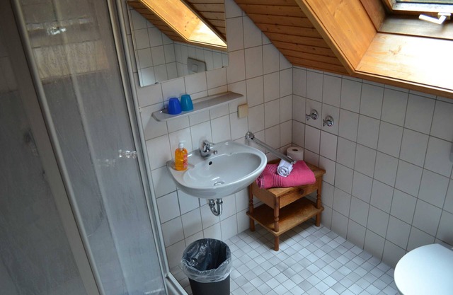 Single room with WC and shower/bath - Guesthouse Tagescafe Eckenfels
