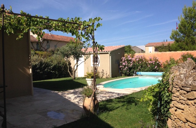 Single storey villa with enclosed garden and swimming pool, Provence