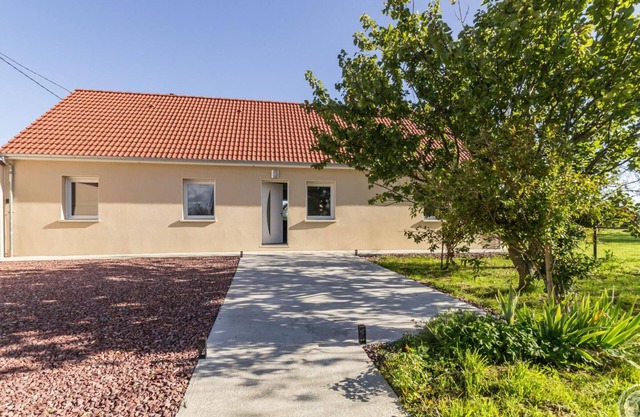 Single-story house with garden and bikes, near beaches