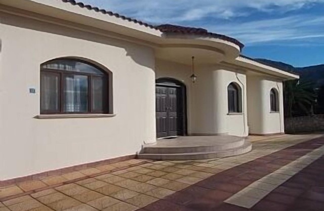 Single Story Villa, Private Pool And Jacuzzi With Great Mountain And Sea Views