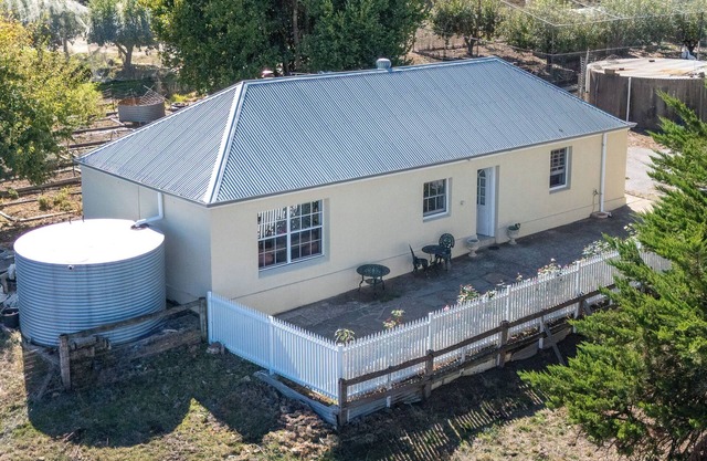 Situated in the Town Centre, 30 Min To Adelaide, 10 min to Historic Hahndorf