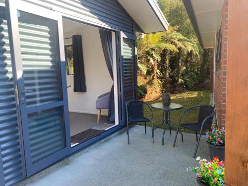 Six Kamahi Guest Studio