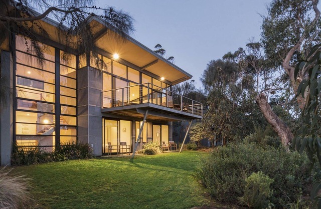 Skenes Beach House - Stunning Ocean Views Amongst A Natural Bush Setting