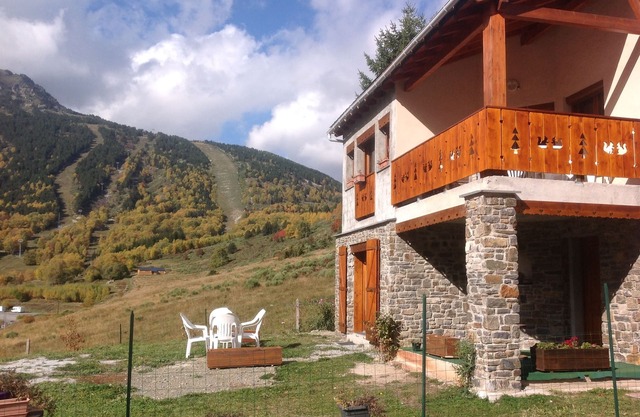 Ski, hiking, walking and shopping 15 minutes from the Principality of Andorra