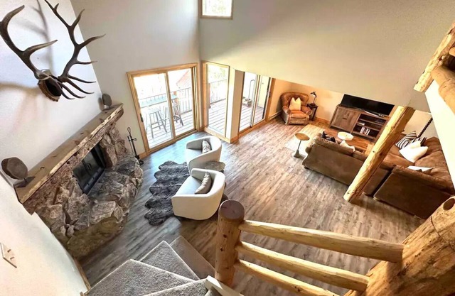 Ski in/Out! 3BR+Loft, Hot Tub/Free Parking & more!