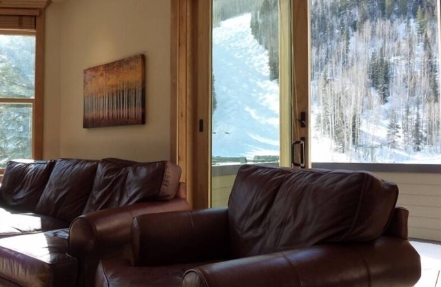 SKI-IN/SKI-OUT 5 BEDROOM, walking distance to everything in town!