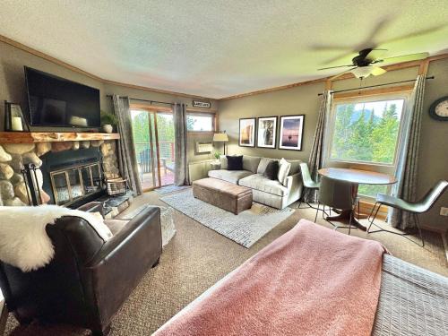 Ski in Ski out Cozy Studio Condo, Pool, Hot Tub, Views of Moose Mtn