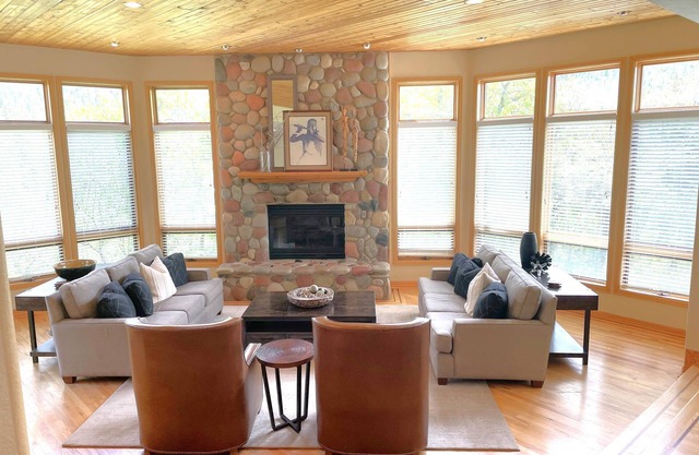 SKI to Lift/Walk-in 7 BEDROOMS & 10 BATHS, Hot Tub, Theater, Gym