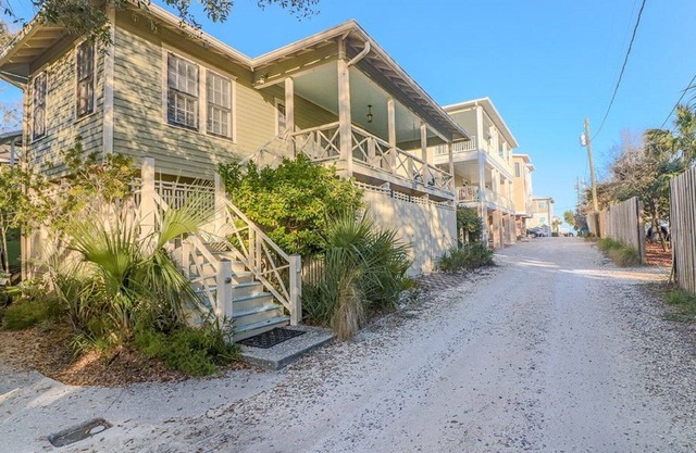 Skipjack Cottage - Ideal for Families or Groups - 5 Houses from Beach!