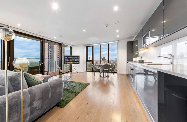 Sky High Luxury 2 Bed Flat with Jaw Dropping Views