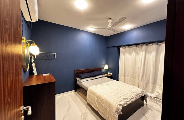 Sky Oasis: Premium 2BHK I 65' TV, AC, High Floor, Andheri West