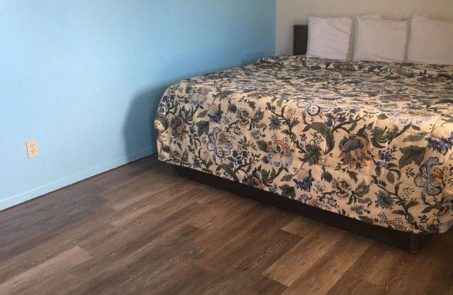 Sky-Palace Inn and Suites El Dorado - 1 King Bed NS