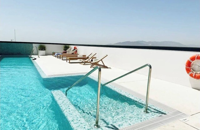 sky tower 2-bedroom apartment in fabulous Málaga with AC, WiFi, fitness room