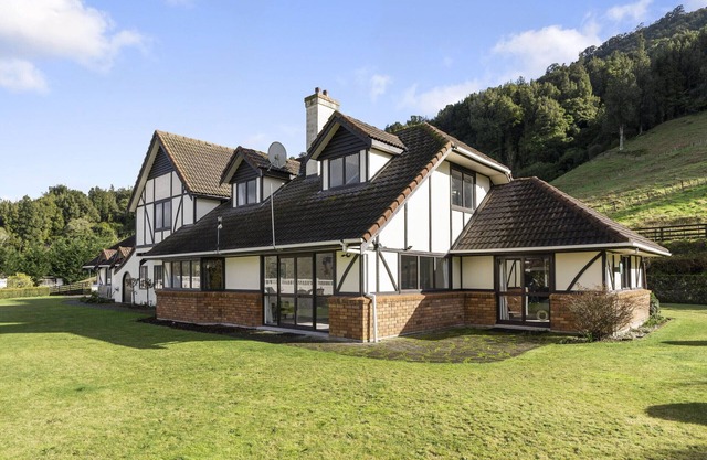 Skyline Mountain View Lodge up to 16 people