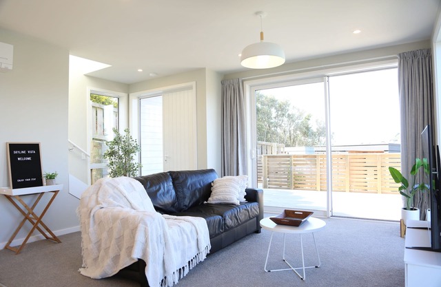 Skyline Vista: Luxe View, Parking, Espresso & Netflix