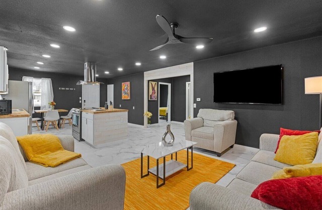 "Sleek and Modern UMED Retreat: Black and White Beauty"