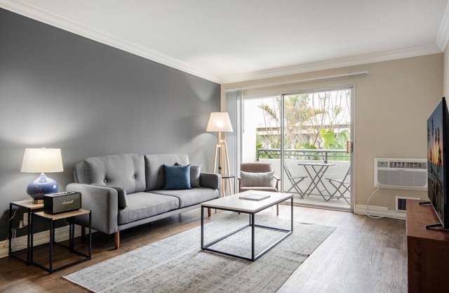 Sleek Westside 1BR w/Pool, Gym, Bball & Tennis Courts, by Blueground