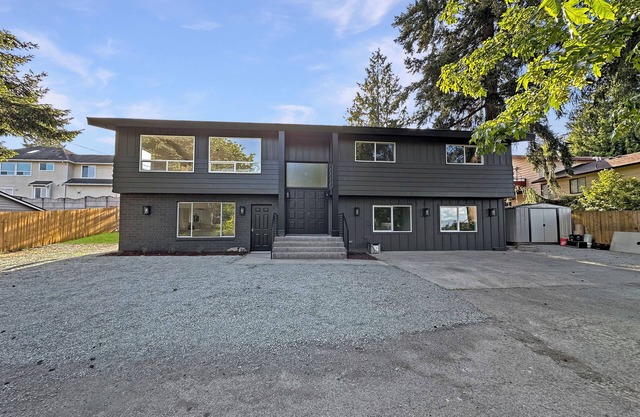 Sleep 17, 8 room, 4 bath, 2 units Seatac no fly zone WiFi, AC