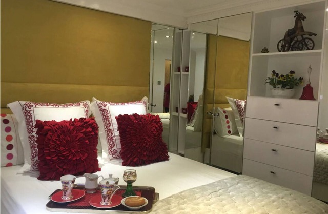 SLEEP 4/5 -COOL SUMMER PLACE - KNIGHTSBRIDGE Tube 5 min walk EARLY Arrival Poss.