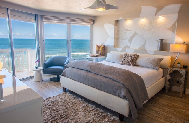 Sleep with the waves OCEANFRONT LUXE Artist owned 9th floor breathtaking views!