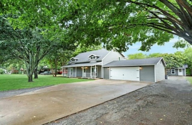sleeps 11 KING BED Country Charmer in Iconic Fort Worth- pet and child friendly